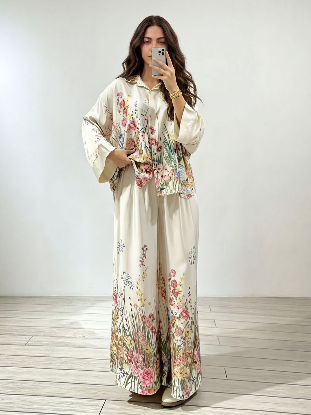 طقم أنيق من قميص ساتان بطبعة زهور وبنطال واسع الساقين