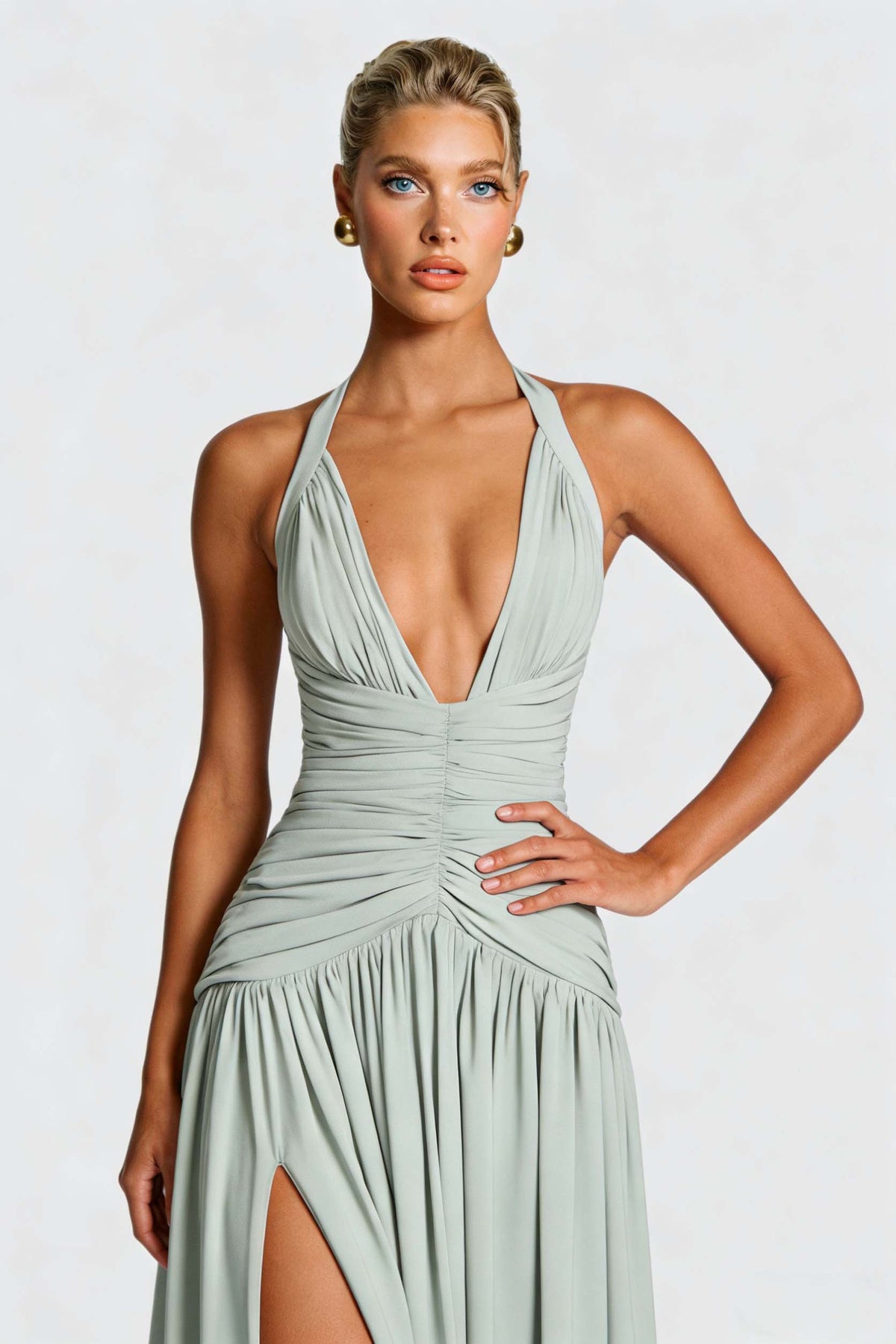 فستان ماكسي برقبة رسن وطيّات وفتحة