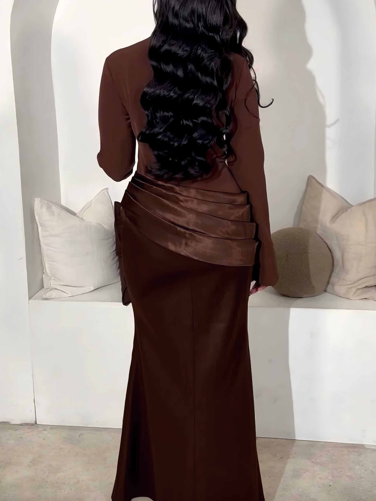فستان ماكسي أنيق طويل الأكمام من الساتان مع ثنيات منسدلة