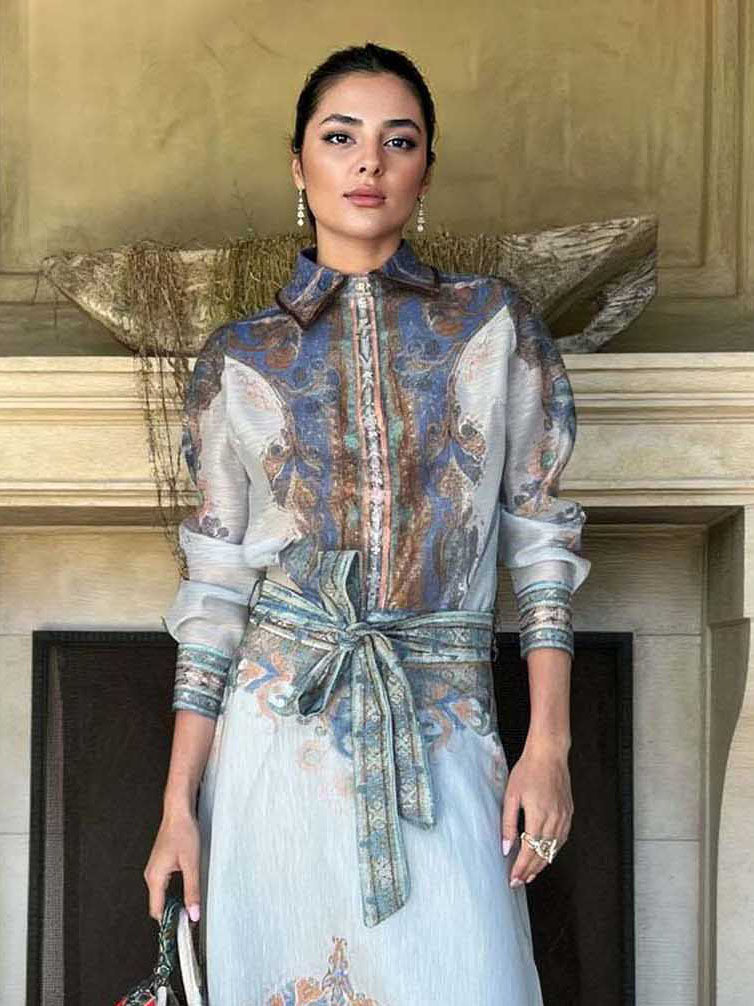 تنورة طويلة بطبعة بيزلي كلاسيكية وحزام يُربط ذاتيًا