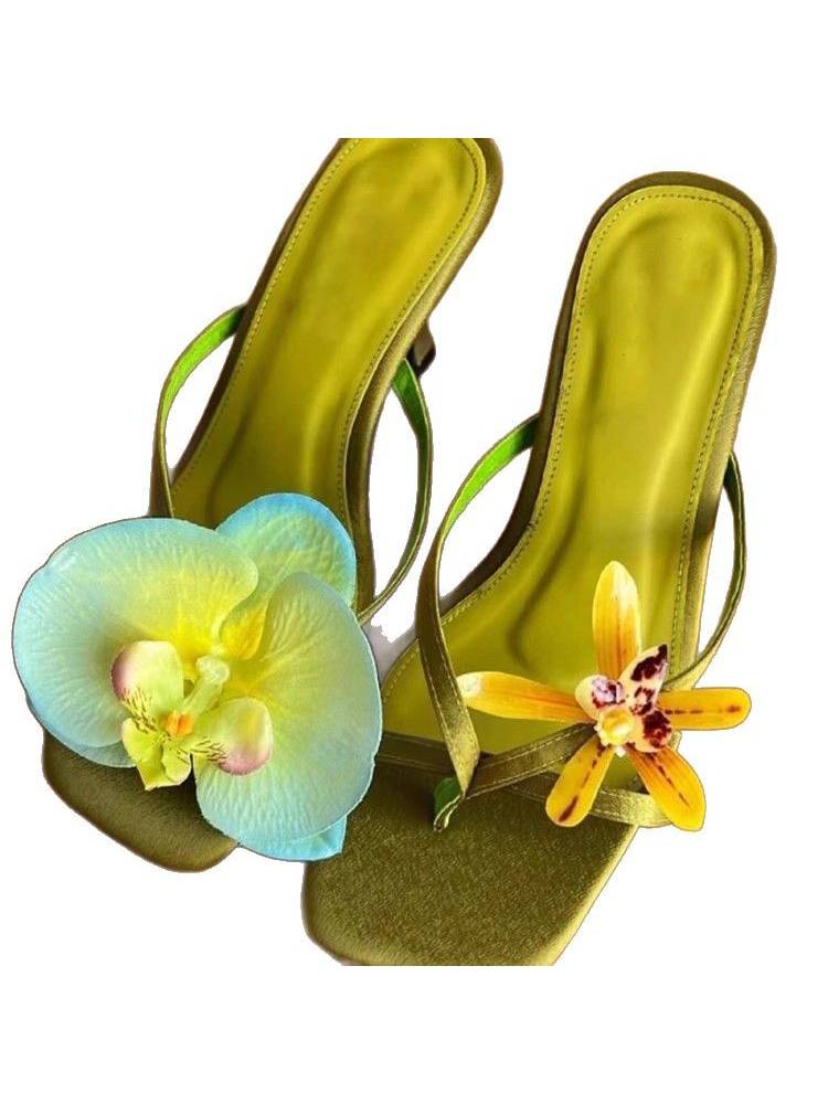 شبشب بكعب عالٍ وزهرة غير متماثلة