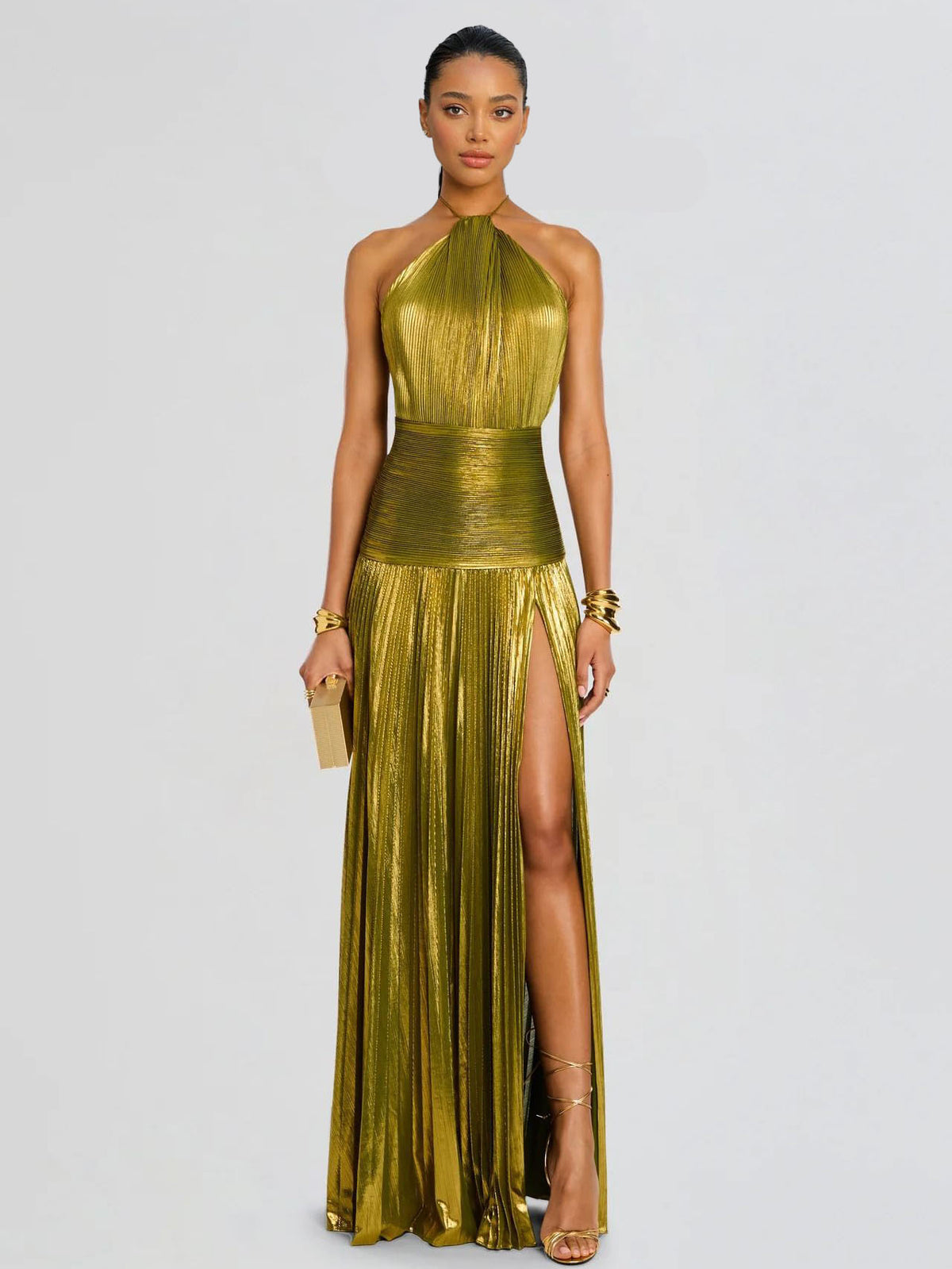 فستان ماكسي أنيق بلمعة معدنية وبتصميم هالتر مع ثنيات pleated