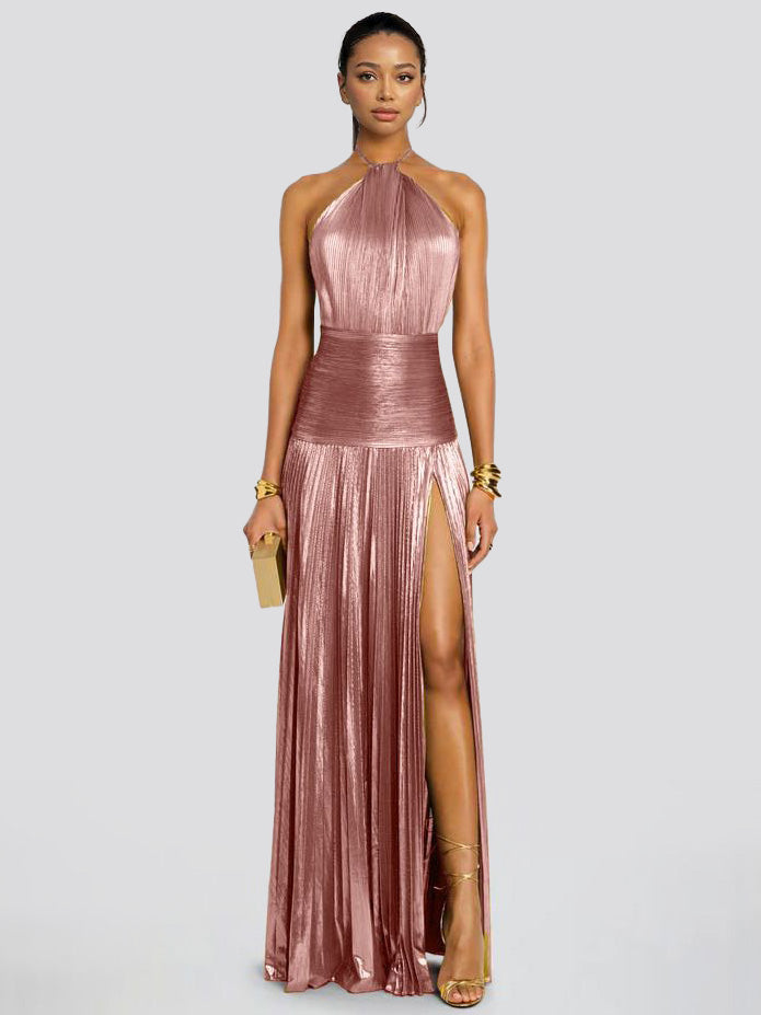 فستان ماكسي أنيق بلمعة معدنية وبتصميم هالتر مع ثنيات pleated