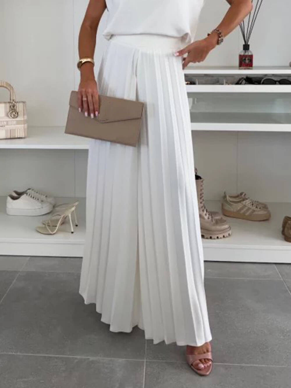 بنطال أنيق بخصر مطاطي وأرجل واسعة وثنيات pleated